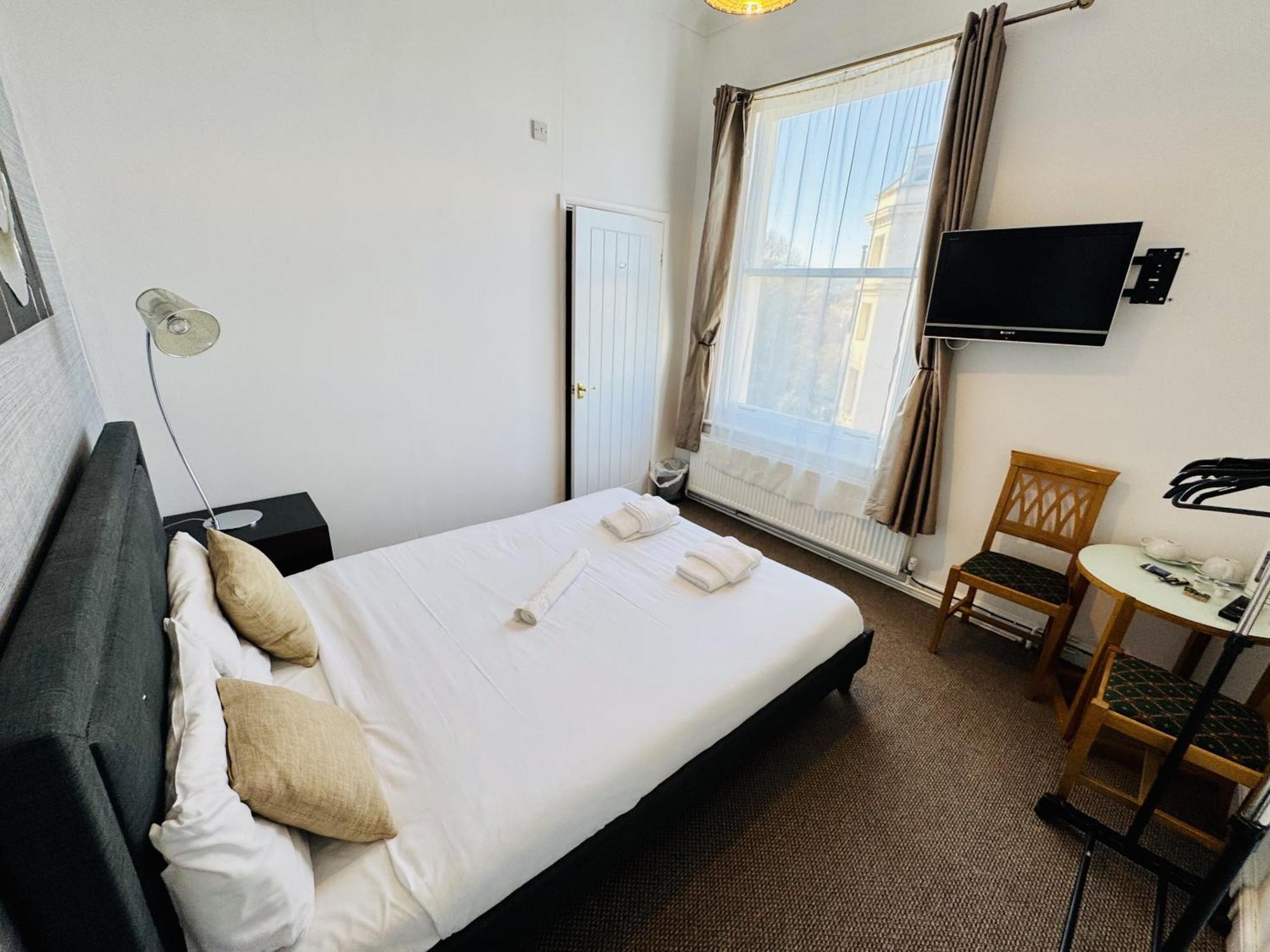 Carlton Court Hotel 3*