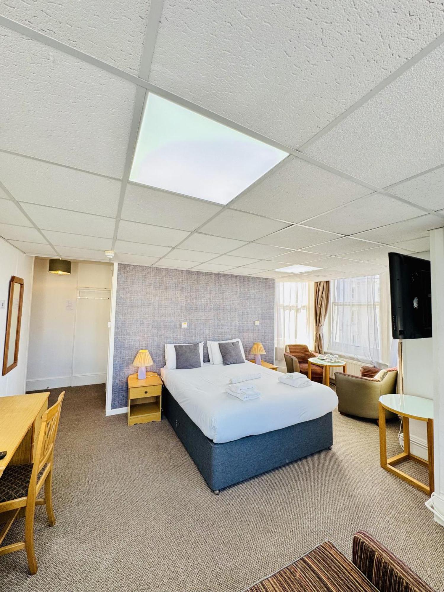 Carlton Court 3*
