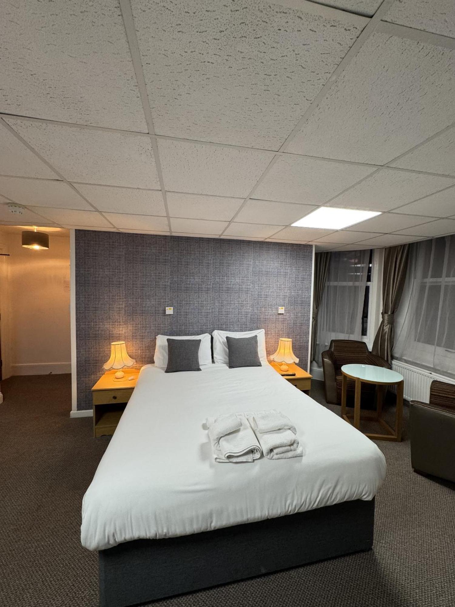 Carlton Court Hotel 3*
