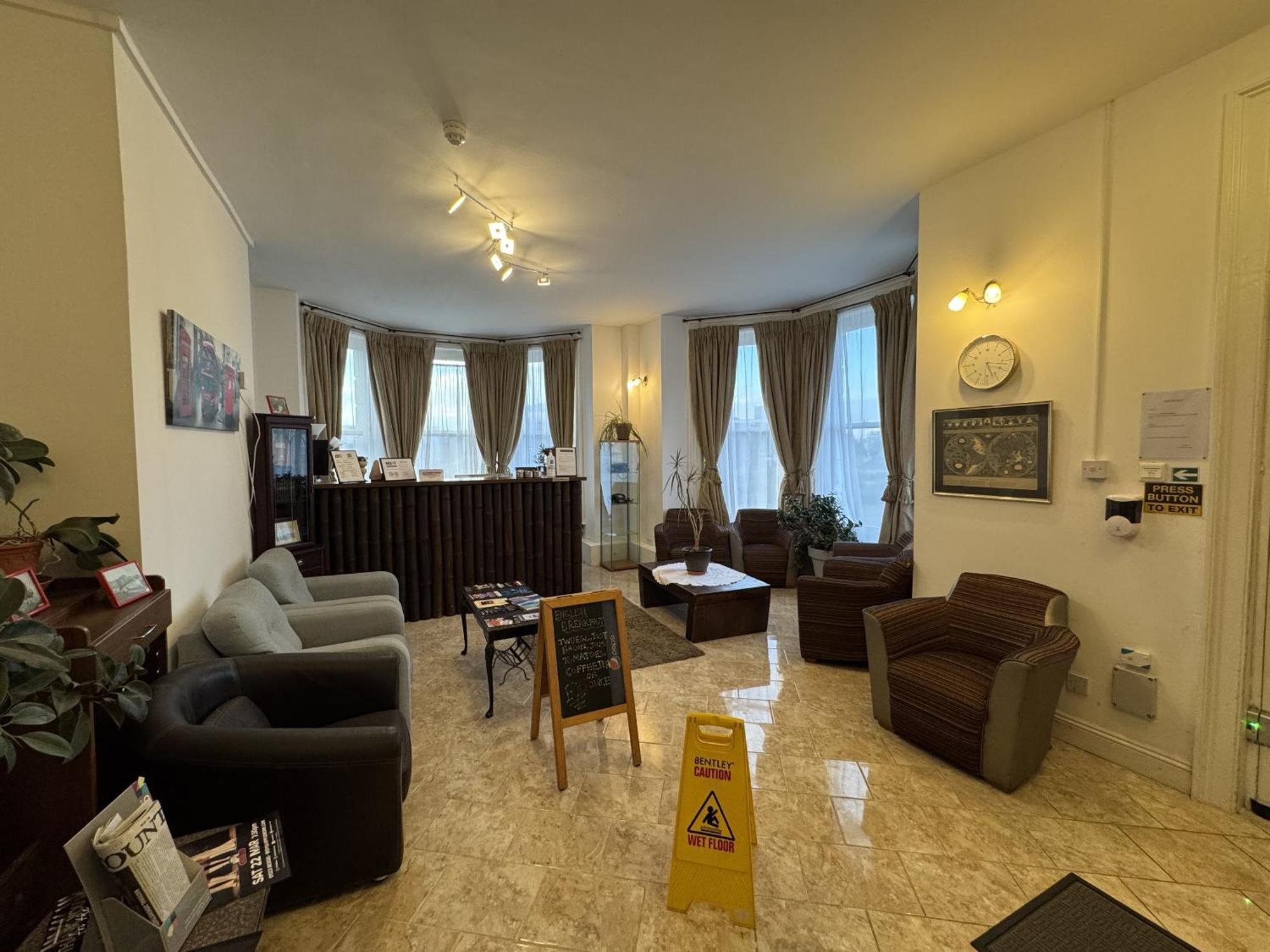 Carlton Court Hotel 3*